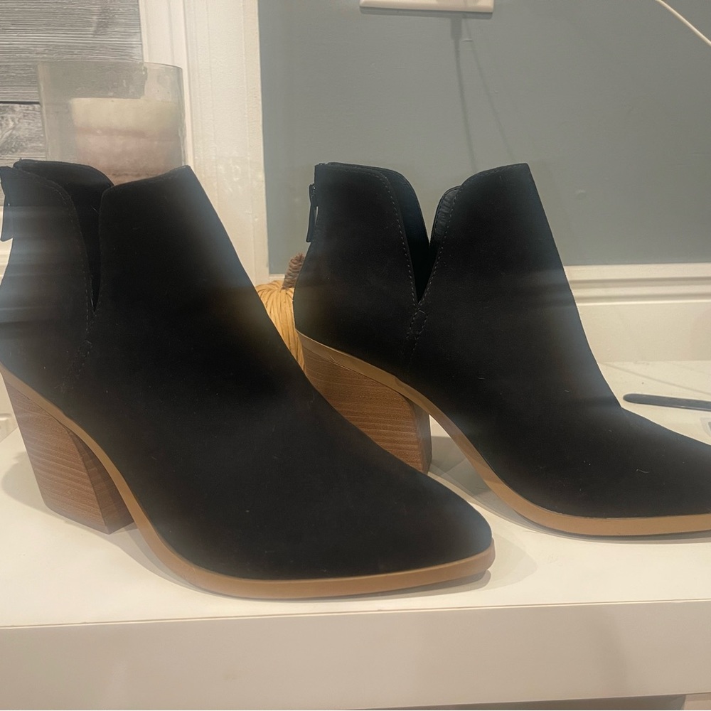 Brand new! Never worn black booties